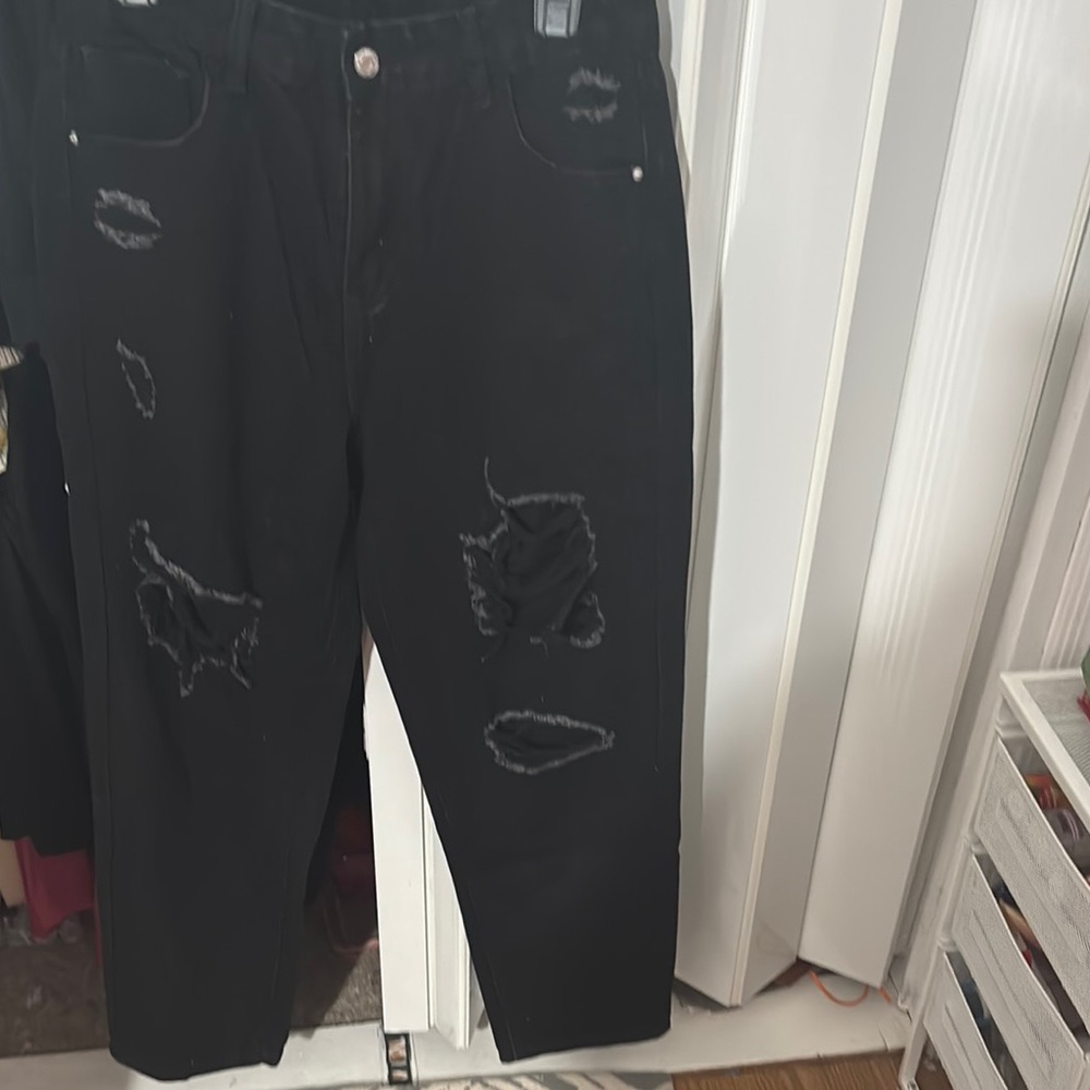 Black Distressed Women’s Jeans